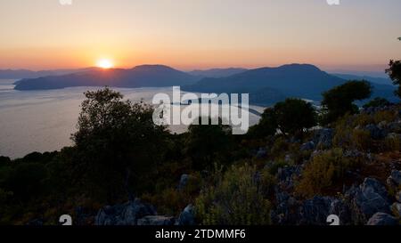 Sonnenuntergang am Strand von Iztuzu mit Drohnenaufnahme. Strand von Dalyan und Iztuzu im Stadtteil Ortaca von Muğla. Iztuzu, das Laichgebiet von Caretta Carettas. Stockfoto