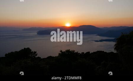 Sonnenuntergang am Strand von Iztuzu mit Drohnenaufnahme. Strand von Dalyan und Iztuzu im Stadtteil Ortaca von Muğla. Iztuzu, das Laichgebiet von Caretta Carettas. Stockfoto