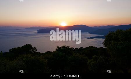 Sonnenuntergang am Strand von Iztuzu mit Drohnenaufnahme. Strand von Dalyan und Iztuzu im Stadtteil Ortaca von Muğla. Iztuzu, das Laichgebiet von Caretta Carettas. Stockfoto