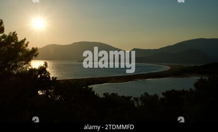 Sonnenuntergang am Strand von Iztuzu mit Drohnenaufnahme. Strand von Dalyan und Iztuzu im Stadtteil Ortaca von Muğla. Iztuzu, das Laichgebiet von Caretta Carettas. Stockfoto