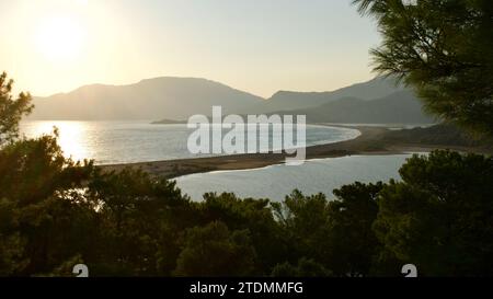 Sonnenuntergang am Strand von Iztuzu mit Drohnenaufnahme. Strand von Dalyan und Iztuzu im Stadtteil Ortaca von Muğla. Iztuzu, das Laichgebiet von Caretta Carettas. Stockfoto