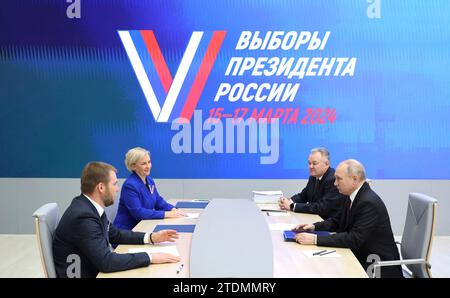 Moskau, Russland. Dezember 2023. Der russische Präsident Wladimir Putin, rechts, legt seine Dokumente vor, um als Kandidat bei den anstehenden russischen Präsidentschaftswahlen 2024 bei der Zentralen Wahlkommission am 18. Dezember 2023 in Moskau, Russland, registriert zu werden. Quelle: Russischer Ratsvorsitz/Kreml Pool/Alamy Live News Stockfoto