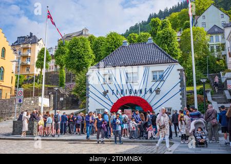 Bergen, Norwegen, 29. Juni 2023: Touristen warten in der Schlange auf die Floibanen-Standseilbahn, die im Sommer bis zum Gipfel des Mount Floyen fährt Stockfoto