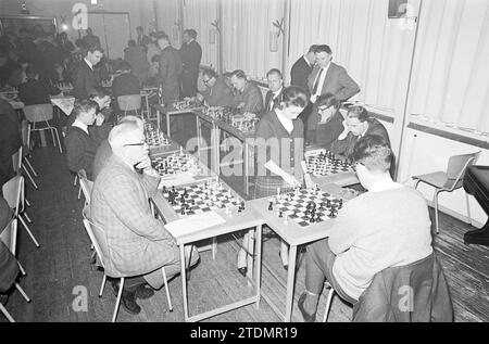 Five Ladies from Hoogoven Chess Tournament - Leser IJmuider Courant, Chess, 22-01-1965, Whizgle News from the Past, maßgeschneidert für die Zukunft. Erkunden Sie historische Geschichten, das Image der niederländischen Agentur aus einer modernen Perspektive, die die Lücke zwischen den Ereignissen von gestern und den Erkenntnissen von morgen überbrückt. Eine zeitlose Reise, die die Geschichten prägt, die unsere Zukunft prägen Stockfoto