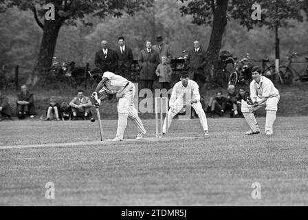 Cricket Match, 26.05.1965, Whizgle News aus der Vergangenheit, maßgeschneidert für die Zukunft. Erkunden Sie historische Geschichten, das Image der niederländischen Agentur aus einer modernen Perspektive, die die Lücke zwischen den Ereignissen von gestern und den Erkenntnissen von morgen überbrückt. Eine zeitlose Reise, die die Geschichten prägt, die unsere Zukunft prägen Stockfoto