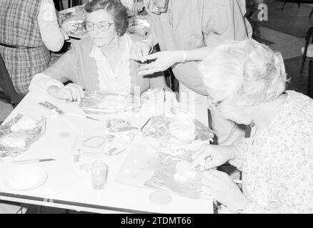 Landfrauen machen Objekte aus Teig, Hobby, Frauen, 13-11-1984, Whizgle News aus der Vergangenheit, zugeschnitten auf die Zukunft. Erkunden Sie historische Geschichten, das Image der niederländischen Agentur aus einer modernen Perspektive, die die Lücke zwischen den Ereignissen von gestern und den Erkenntnissen von morgen überbrückt. Eine zeitlose Reise, die die Geschichten prägt, die unsere Zukunft prägen Stockfoto