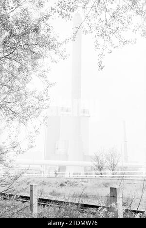 Kraftwerk Velsen-Noord, Velsen-Noord, 19-05-1981, Whizgle News from the Past, maßgeschneidert für die Zukunft. Erkunden Sie historische Geschichten, das Image der niederländischen Agentur aus einer modernen Perspektive, die die Lücke zwischen den Ereignissen von gestern und den Erkenntnissen von morgen überbrückt. Eine zeitlose Reise, die die Geschichten prägt, die unsere Zukunft prägen Stockfoto