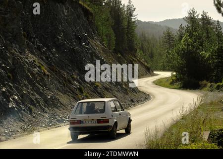 Auto durch die Berge und Wälder des Tara-Nationalparks, Mitrovac na Tari, Serbien Stockfoto