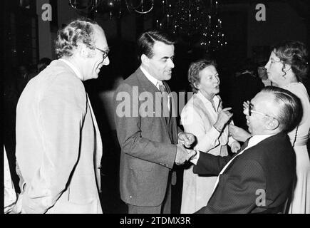 Abschiedsrat zu Hause, Gemeinderat Haarlem, Haarlem, Niederlande, 01-09-1982, Whizgle News aus der Vergangenheit, zugeschnitten auf die Zukunft. Erkunden Sie historische Geschichten, das Image der niederländischen Agentur aus einer modernen Perspektive, die die Lücke zwischen den Ereignissen von gestern und den Erkenntnissen von morgen überbrückt. Eine zeitlose Reise, die die Geschichten prägt, die unsere Zukunft prägen Stockfoto