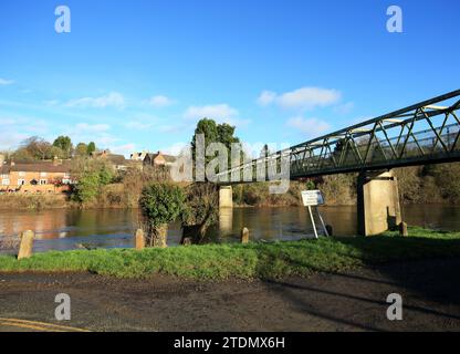 Fußgängerbrücke über den Fluss Severn in Arley, Worcestershire, England, Großbritannien. Stockfoto