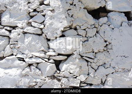 Teilweise Blick auf eine alte weiße Steinmauer. Texturen Stockfoto