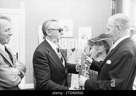 Abschied Bürgermeister Nawijn Juwel. Zandvoort, Bürgermeister, 30-06-1977, Whizgle News aus der Vergangenheit, zugeschnitten auf die Zukunft. Erkunden Sie historische Geschichten, das Image der niederländischen Agentur aus einer modernen Perspektive, die die Lücke zwischen den Ereignissen von gestern und den Erkenntnissen von morgen überbrückt. Eine zeitlose Reise, die die Geschichten prägt, die unsere Zukunft prägen Stockfoto
