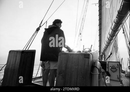 Segeltour mit dem Schoner Te Vega, Scheveningen, 15-08-1990, Whizgle News from the Past, zugeschnitten auf die Zukunft. Erkunden Sie historische Geschichten, das Image der niederländischen Agentur aus einer modernen Perspektive, die die Lücke zwischen den Ereignissen von gestern und den Erkenntnissen von morgen überbrückt. Eine zeitlose Reise, die die Geschichten prägt, die unsere Zukunft prägen Stockfoto