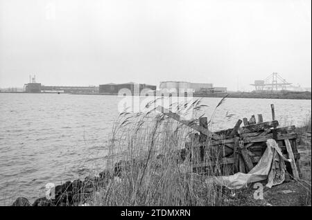 Western Docklands, Amsterdam, Häfen, Amsterdam, Niederlande, 23-03-1982, Whizgle News aus der Vergangenheit, zugeschnitten auf die Zukunft. Erkunden Sie historische Geschichten, das Image der niederländischen Agentur aus einer modernen Perspektive, die die Lücke zwischen den Ereignissen von gestern und den Erkenntnissen von morgen überbrückt. Eine zeitlose Reise, die die Geschichten prägt, die unsere Zukunft prägen Stockfoto