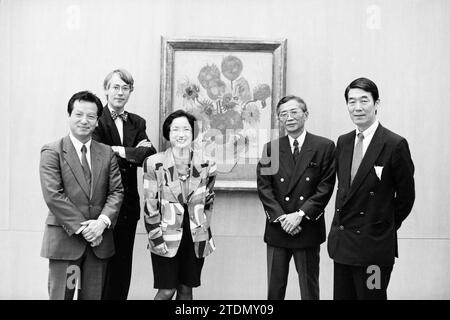 Van Gogh Museum in Verbindung mit Smith (Some People for Painting Sunflowers), Amsterdam, Paulus Potterstraat, Niederlande, 02-07-1992, Whizgle News aus der Vergangenheit, zugeschnitten auf die Zukunft. Erkunden Sie historische Geschichten, das Image der niederländischen Agentur aus einer modernen Perspektive, die die Lücke zwischen den Ereignissen von gestern und den Erkenntnissen von morgen überbrückt. Eine zeitlose Reise, die die Geschichten prägt, die unsere Zukunft prägen Stockfoto