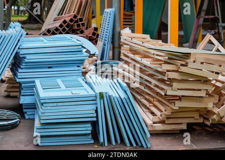 Farbige blaue Holzbretter, Baumaterialien, Stapel Stockfoto