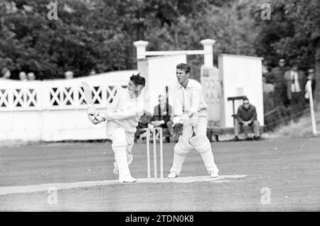 Cricket Match, Whizgle News aus der Vergangenheit, maßgeschneidert für die Zukunft. Erkunden Sie historische Geschichten, das Image der niederländischen Agentur aus einer modernen Perspektive, die die Lücke zwischen den Ereignissen von gestern und den Erkenntnissen von morgen überbrückt. Eine zeitlose Reise, die die Geschichten prägt, die unsere Zukunft prägen Stockfoto