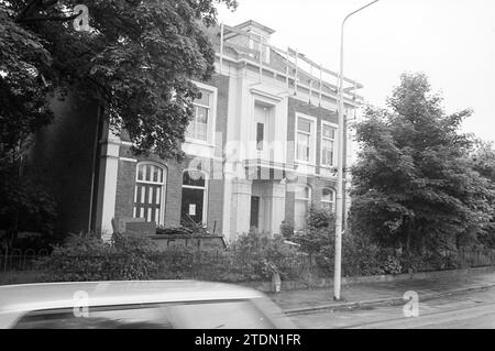 Renovierung eines Herrenhauses, Hillegom, Weeresteinstraat, 04-06-1984, Whizgle News from the Past, zugeschnitten auf die Zukunft. Erkunden Sie historische Geschichten, das Image der niederländischen Agentur aus einer modernen Perspektive, die die Lücke zwischen den Ereignissen von gestern und den Erkenntnissen von morgen überbrückt. Eine zeitlose Reise, die die Geschichten prägt, die unsere Zukunft prägen Stockfoto