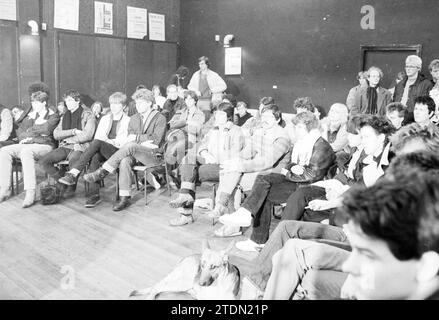 Meeting about Popmusik, Music, Meetings, 01-03-1982, Whizgle News from the Past, maßgeschneidert für die Zukunft. Erkunden Sie historische Geschichten, das Image der niederländischen Agentur aus einer modernen Perspektive, die die Lücke zwischen den Ereignissen von gestern und den Erkenntnissen von morgen überbrückt. Eine zeitlose Reise, die die Geschichten prägt, die unsere Zukunft prägen Stockfoto