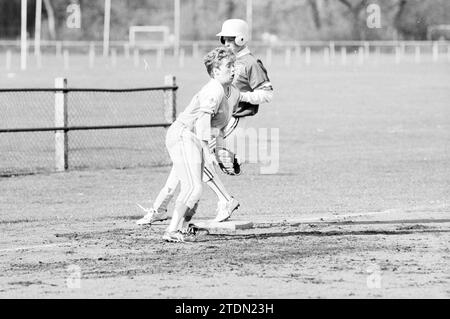 Softball, Bloemendaal - Sparks, 01-05-1992, Whizgle News from the Past, maßgeschneidert für die Zukunft. Erkunden Sie historische Geschichten, das Image der niederländischen Agentur aus einer modernen Perspektive, die die Lücke zwischen den Ereignissen von gestern und den Erkenntnissen von morgen überbrückt. Eine zeitlose Reise, die die Geschichten prägt, die unsere Zukunft prägen Stockfoto
