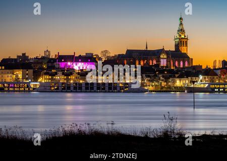 Niederländische Stadt Nijmegen am Abend, Uferpromenade des Flusses Waal und majestätische Steven's Church Stockfoto