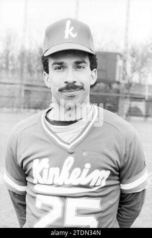 Bloemendaal Team and Heads, Baseball, Baseball Kinheim, 12-03-1988, Whizgle News from the Past, maßgeschneidert für die Zukunft. Erkunden Sie historische Geschichten, das Image der niederländischen Agentur aus einer modernen Perspektive, die die Lücke zwischen den Ereignissen von gestern und den Erkenntnissen von morgen überbrückt. Eine zeitlose Reise, die die Geschichten prägt, die unsere Zukunft prägen Stockfoto