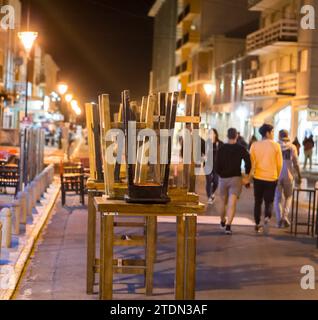 Necochea, Buenos Aires, Argentinien. 31. Januar 2021. "Gestapelte Bänke auf Tischen in einem Balken, was darauf hinweist, dass sie während der COVID- Stockfoto