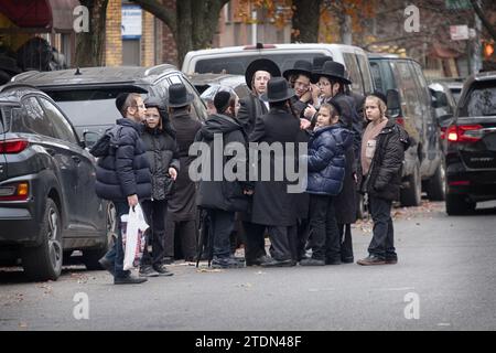 Eine Gruppe von chassidischen Jüdinnen und Jüdinnen hängt in der Rodney Street in der Nähe der Satmar-Synagoge in Williamsburg, Broo, ab Stockfoto