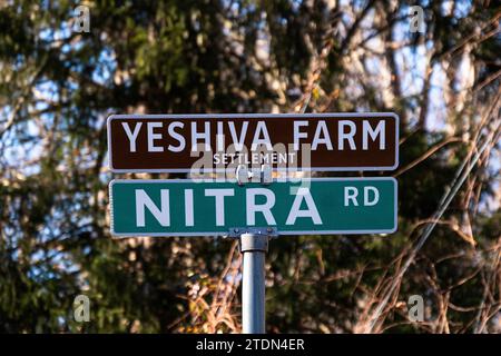 Ein Straßenschild am Eingang der Yeshiva Gedole der Nitra-chassidischen Gruppe und ihres Friedhofs. In Mt. Kisco, Westchester, New York. Stockfoto