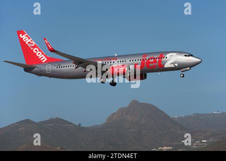 Teneriffa, Spanien, 15. Dezember 2023. Boeing 737-8MG Jet2 Airlines fliegt am blauen Himmel. Landet am Flughafen Teneriffa Stockfoto