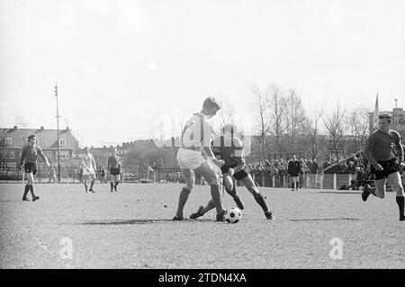 Fußballspiel HFC-EDO, Whizgle News aus der Vergangenheit, zugeschnitten auf die Zukunft. Erkunden Sie historische Geschichten, das Image der niederländischen Agentur aus einer modernen Perspektive, die die Lücke zwischen den Ereignissen von gestern und den Erkenntnissen von morgen überbrückt. Eine zeitlose Reise, die die Geschichten prägt, die unsere Zukunft prägen Stockfoto