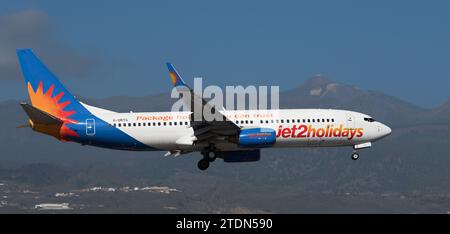 Teneriffa, Spanien, 15. Dezember 2023. Boeing 737-8BK Jet2 Airlines fliegt im blauen Himmel. Landet am Flughafen Teneriffa. El Teide Vulkan im Hinterland Stockfoto