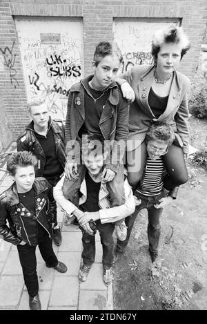 Punks in the Egelantier, Jugend- und Jugendspiele, 07-07-1980, Whizgle News from the Past, Tailored for the Future. Erkunden Sie historische Geschichten, das Image der niederländischen Agentur aus einer modernen Perspektive, die die Lücke zwischen den Ereignissen von gestern und den Erkenntnissen von morgen überbrückt. Eine zeitlose Reise, die die Geschichten prägt, die unsere Zukunft prägen Stockfoto