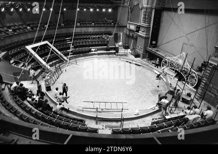 Drücken Sie Konf. Russischer Staatszirkus in Carré, Amsterdam, mit Clown Popov, Circus, Amsterdam, Niederlande, 30-07-1979, Whizgle News aus der Vergangenheit, maßgeschneidert für die Zukunft. Erkunden Sie historische Geschichten, das Image der niederländischen Agentur aus einer modernen Perspektive, die die Lücke zwischen den Ereignissen von gestern und den Erkenntnissen von morgen überbrückt. Eine zeitlose Reise, die die Geschichten prägt, die unsere Zukunft prägen Stockfoto