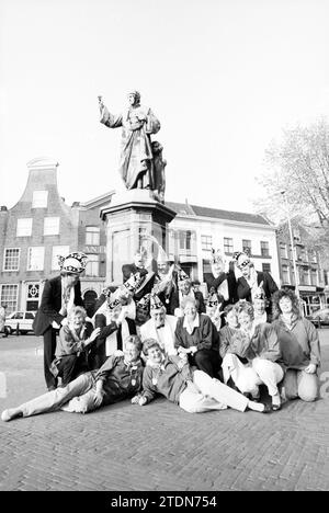 Karnevalsverein am Grote Markt, Karneval, Grote Markt, Haarlem, Grote Markt, Niederlande, 10-05-1989, Whizgle News aus der Vergangenheit, maßgeschneidert für die Zukunft. Erkunden Sie historische Geschichten, das Image der niederländischen Agentur aus einer modernen Perspektive, die die Lücke zwischen den Ereignissen von gestern und den Erkenntnissen von morgen überbrückt. Eine zeitlose Reise, die die Geschichten prägt, die unsere Zukunft prägen Stockfoto