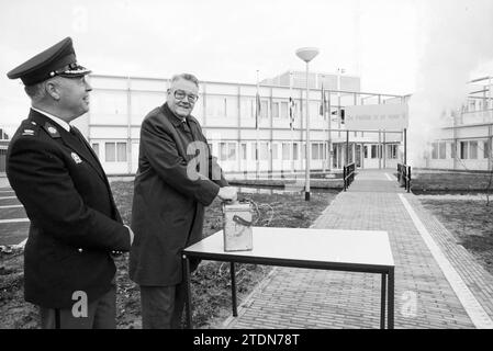 Eröffnung der Bloemendaal Polizeistation durch Queen's Commissioner in Nordholland Roel de Wit, Bloemendaal, 12. 07. 1989, Whizgle News from the Past, Zukunftszugeschnitten. Erkunden Sie historische Geschichten, das Image der niederländischen Agentur aus einer modernen Perspektive, die die Lücke zwischen den Ereignissen von gestern und den Erkenntnissen von morgen überbrückt. Eine zeitlose Reise, die die Geschichten prägt, die unsere Zukunft prägen Stockfoto