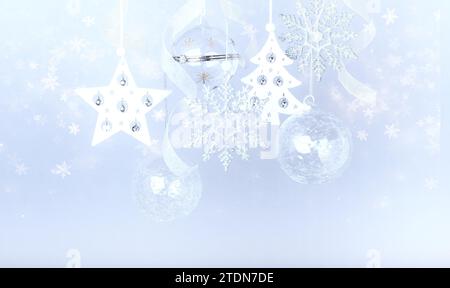 Weihnachtsdekoration, Girlande aus transparenten Glaskugeln und glänzenden Schneeflocken mit Bändern Stockfoto