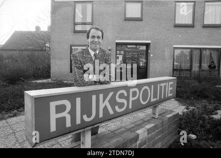 Herr van Oefelen Staatspolizei Hillegom, Polizei, Hillegom, 26-01-1989, Whizgle News aus der Vergangenheit, zugeschnitten auf die Zukunft. Erkunden Sie historische Geschichten, das Image der niederländischen Agentur aus einer modernen Perspektive, die die Lücke zwischen den Ereignissen von gestern und den Erkenntnissen von morgen überbrückt. Eine zeitlose Reise, die die Geschichten prägt, die unsere Zukunft prägen Stockfoto
