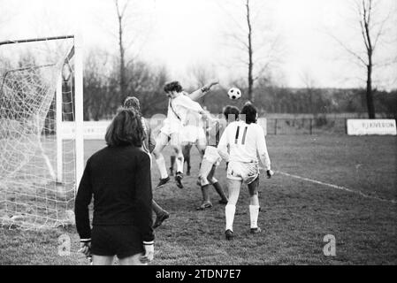 Fußballspiel, 00-00-1972, Whizgle News aus der Vergangenheit, zugeschnitten auf die Zukunft. Erkunden Sie historische Geschichten, das Image der niederländischen Agentur aus einer modernen Perspektive, die die Lücke zwischen den Ereignissen von gestern und den Erkenntnissen von morgen überbrückt. Eine zeitlose Reise, die die Geschichten prägt, die unsere Zukunft prägen Stockfoto