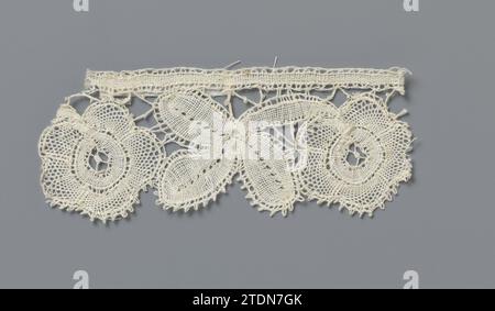 Streifenspule mit einem Dreilappenblatt zwischen zwei Rosettenblüten, anonym, ca. 1900 - ca. 1924 Streifen naturfarbener Spule: Feine Brückenblumenarrangements. Das Muster besteht aus einem Dreilappenblatt zwischen zwei Rosettenblüten. Die Motive befinden sich auf einem geraden Riemen an der Oberseite und sind durch ein paar pikotierte Zöpfe miteinander verbunden. Der gerade Riemen und das Dreilappenblatt sind in Leinenkampf gefertigt, mit Konturfäden innerhalb der durchbrochenen Kanten und mit Aussparungen wie Blatttransplantaten. Die Blüten der Rosette sind aus Netzschlacke mit Konturfäden und die Blütenherzen aus li Stockfoto