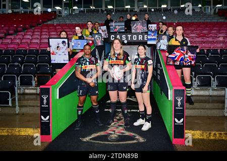 London, Großbritannien. Dezember 2023. Makeda Lewis, Bryony Cleall und Flo Robinson nehmen an dem Harlequins Rugby Club Teil, der 2023 Frauen in der Sport Heroes List zeigt, als sie den Weltrekord „Big Game 15“ im Twickenham Stoop Stadium, London, Großbritannien, anvisieren. Quelle: Siehe Li/Picture Capital/Alamy Live News Stockfoto