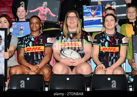 London, Großbritannien. Dezember 2023. Makeda Lewis, Bryony Cleall und Flo Robinson nehmen an dem Harlequins Rugby Club Teil, der 2023 Frauen in der Sport Heroes List zeigt, als sie den Weltrekord „Big Game 15“ im Twickenham Stoop Stadium, London, Großbritannien, anvisieren. Quelle: Siehe Li/Picture Capital/Alamy Live News Stockfoto