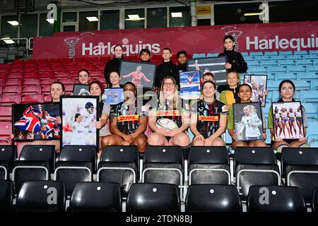 London, Großbritannien. Dezember 2023. Makeda Lewis, Bryony Cleall und Flo Robinson nehmen an dem Harlequins Rugby Club Teil, der 2023 Frauen in der Sport Heroes List zeigt, als sie den Weltrekord „Big Game 15“ im Twickenham Stoop Stadium, London, Großbritannien, anvisieren. Quelle: Siehe Li/Picture Capital/Alamy Live News Stockfoto