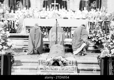 Bischof Bomers und Weihbischof Lescrauwaert, RK Bavo, Haarlem, Weihe, römisch-katholische Kirche, Haarlem, Niederlande, 14-01-1984, Whizgle News from the Past, maßgeschneidert für die Zukunft. Erkunden Sie historische Geschichten, das Image der niederländischen Agentur aus einer modernen Perspektive, die die Lücke zwischen den Ereignissen von gestern und den Erkenntnissen von morgen überbrückt. Eine zeitlose Reise, die die Geschichten prägt, die unsere Zukunft prägen Stockfoto