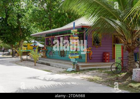 Farbenfrohe Souvenirladen aus Holz für Touristen am Strand von Anse Serious, La Digue Island, den Seychellen, dem Indischen Ozean, Afrika Stockfoto