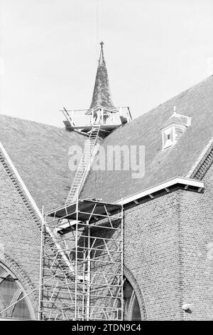 Restaurierung des RC Kirchturms, Hillegom, Monseigneur van Leeuwenlaan, 09-03-1993, Whizgle News aus der Vergangenheit, zugeschnitten auf die Zukunft. Erkunden Sie historische Geschichten, das Image der niederländischen Agentur aus einer modernen Perspektive, die die Lücke zwischen den Ereignissen von gestern und den Erkenntnissen von morgen überbrückt. Eine zeitlose Reise, die die Geschichten prägt, die unsere Zukunft prägen Stockfoto