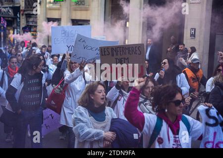 Barcelona, Barcelona, Spanien. Dezember 2023. Hunderte von streikenden katalanischen Gesundheitsfachleuten, darunter Krankenschwestern, Hebammen, Sozialarbeiter und Verwaltungstechniker, demonstrieren und setzen Zeichen gegen die Arbeitsbedingungen, und Manel Balcells, Gesundheitsminister. (Kreditbild: © Marc Asensio Clupes/ZUMA Press Wire) NUR REDAKTIONELLE VERWENDUNG! Nicht für kommerzielle ZWECKE! Quelle: ZUMA Press, Inc./Alamy Live News Stockfoto