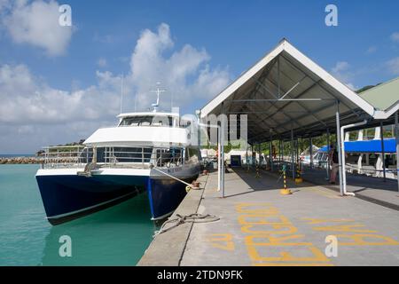 Fährhafen zwischen den Inseln auf La Digue Island, Seychellen, Indischer Ozean Stockfoto