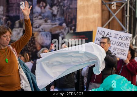 Barcelona, Barcelona, Spanien. Dezember 2023. Katalanische Gesundheitsexperten, die streiken, legen ihre Kleider auf einem Pappgrab ab, das den Tod des katalanischen Gesundheitssystems an der Tür des Palau de la Generalitat symbolisiert. Berufstätige fordern Verbesserungen der Arbeitsbedingungen. (Kreditbild: © Marc Asensio Clupes/ZUMA Press Wire) NUR REDAKTIONELLE VERWENDUNG! Nicht für kommerzielle ZWECKE! Quelle: ZUMA Press, Inc./Alamy Live News Stockfoto