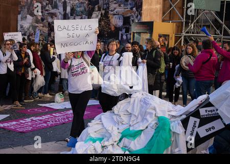 Barcelona, Barcelona, Spanien. Dezember 2023. Katalanische Gesundheitsexperten, die streiken, legen ihre Kleider auf einem Pappgrab ab, das den Tod des katalanischen Gesundheitssystems an der Tür des Palau de la Generalitat symbolisiert. Berufstätige fordern Verbesserungen der Arbeitsbedingungen. (Kreditbild: © Marc Asensio Clupes/ZUMA Press Wire) NUR REDAKTIONELLE VERWENDUNG! Nicht für kommerzielle ZWECKE! Quelle: ZUMA Press, Inc./Alamy Live News Stockfoto